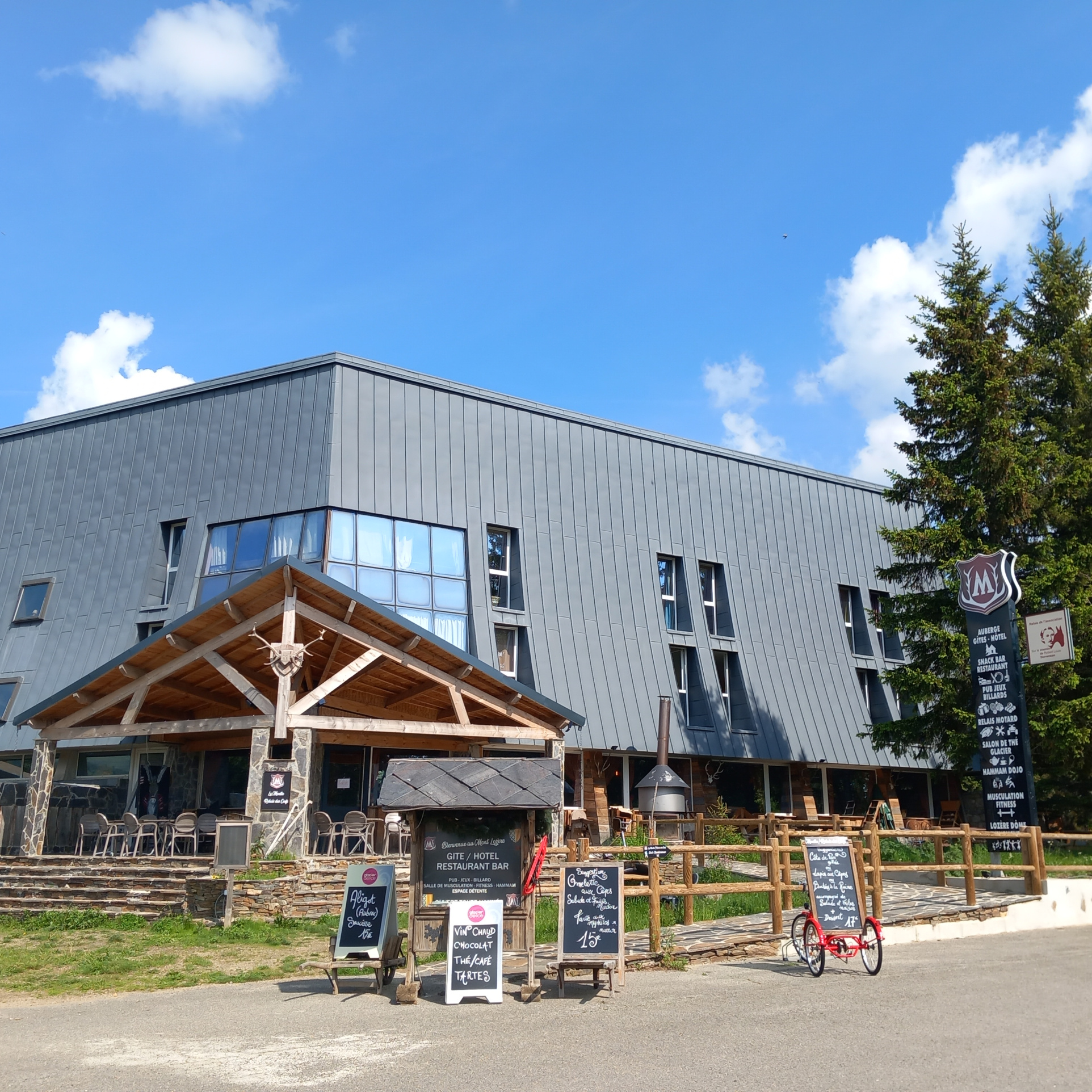 Hotel, Gîte, Restaurant, Salle de Sport Pub musical Hammam , Station de loisirs du mont Lozère ( Ski et Eté )