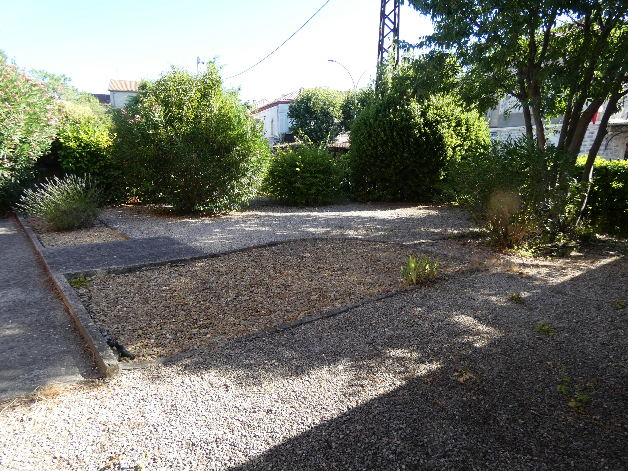 Alès , place des forges, grande masion avec jardin et garage