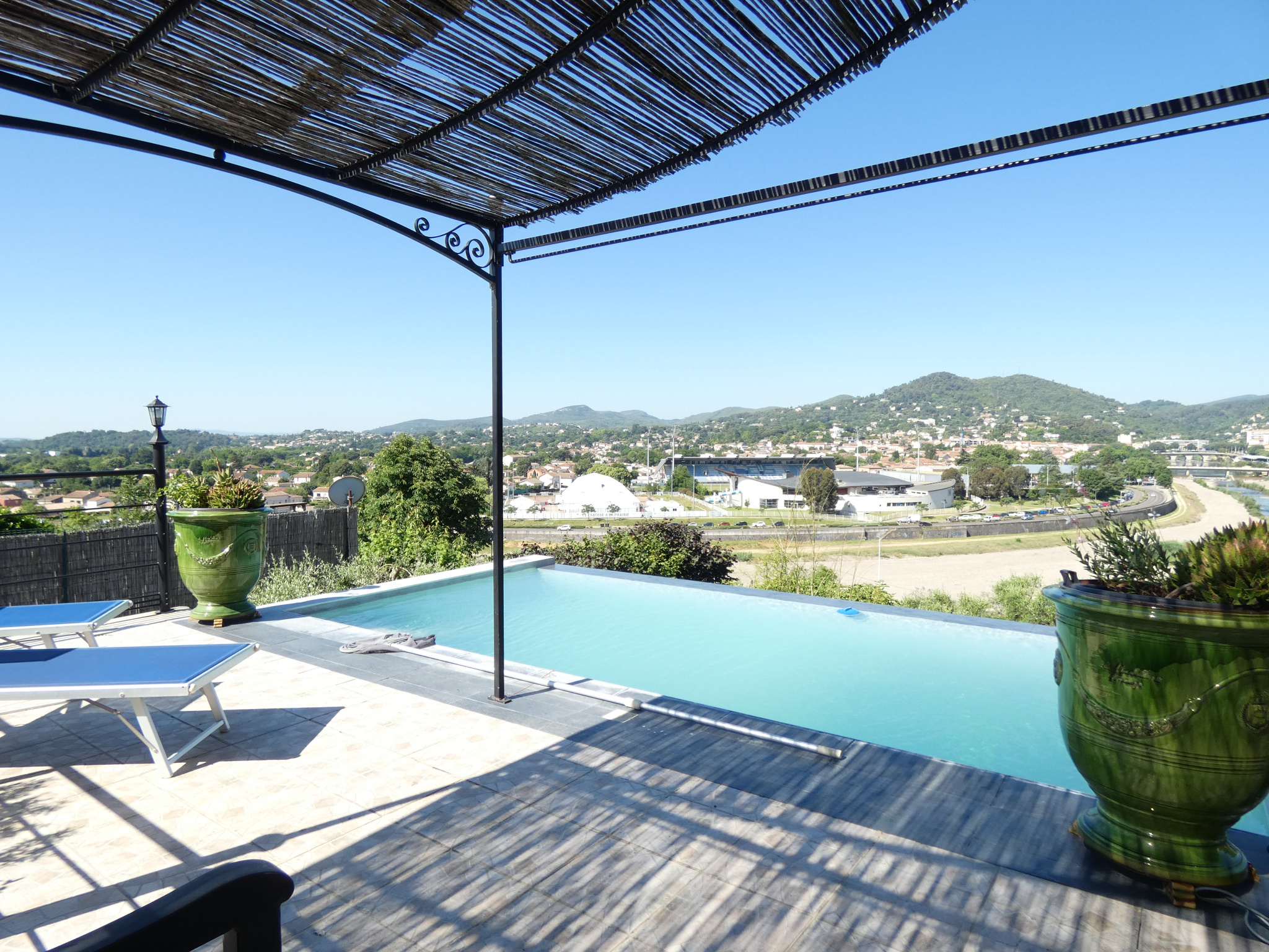 Alès, trés belle maison avec vue , piscine à débordement