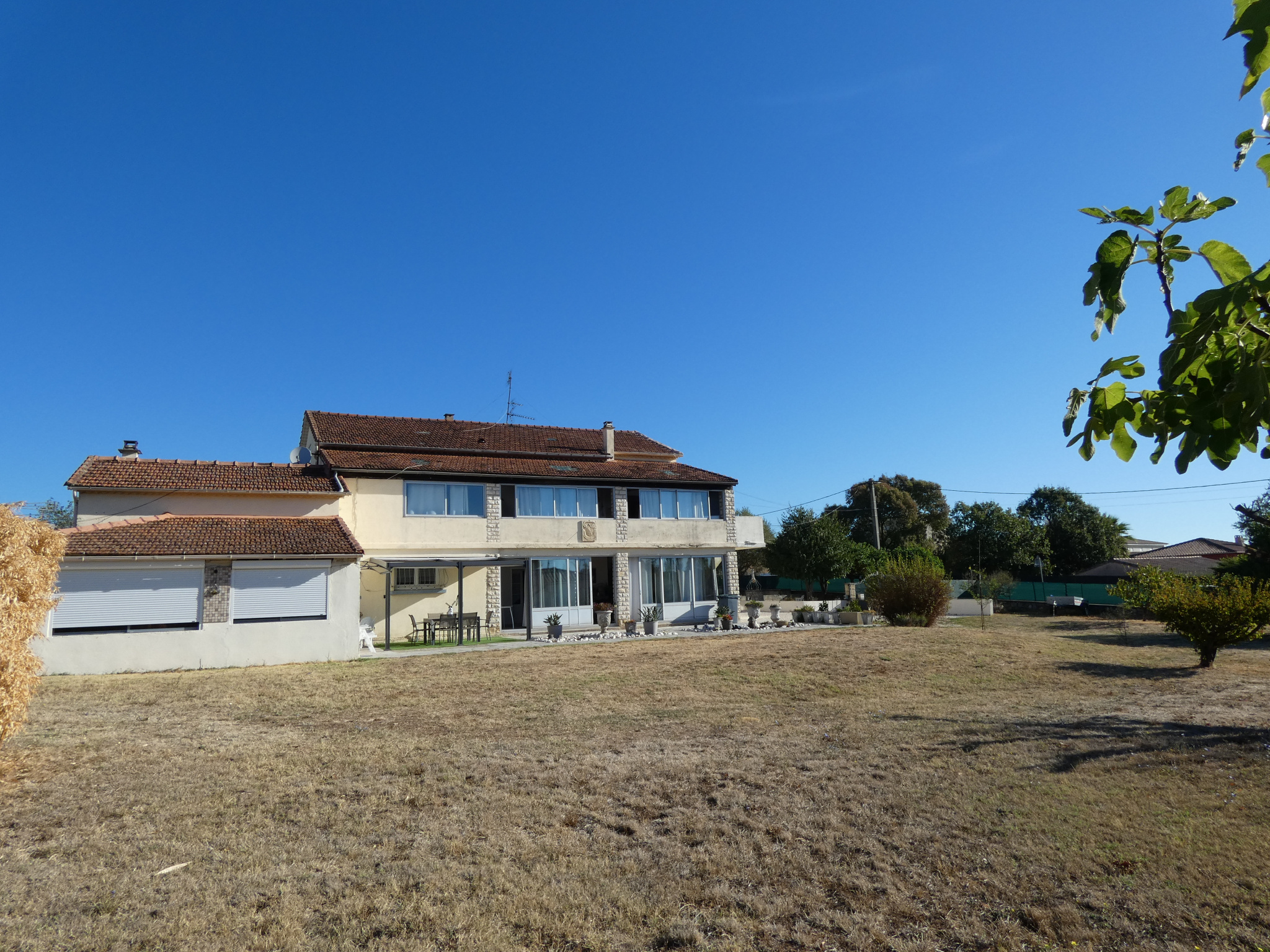 Alès , propriété deux logements sur 2200 m2 constructibles