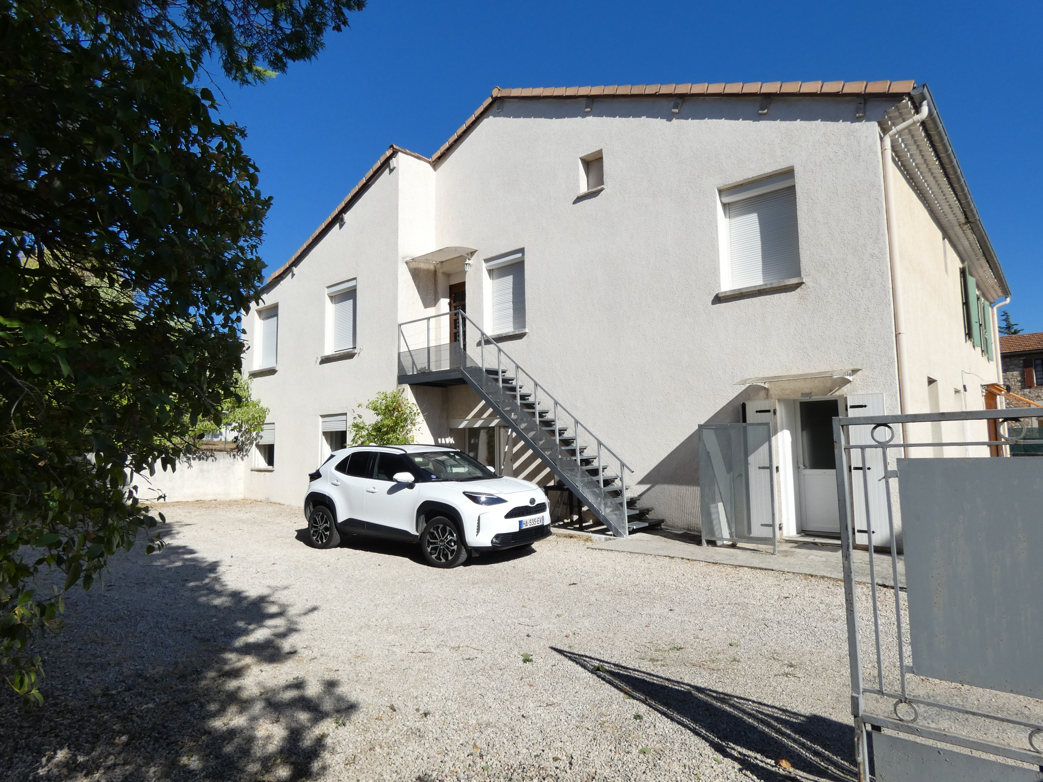 Rousson, type 2 dans petit immeuble calme