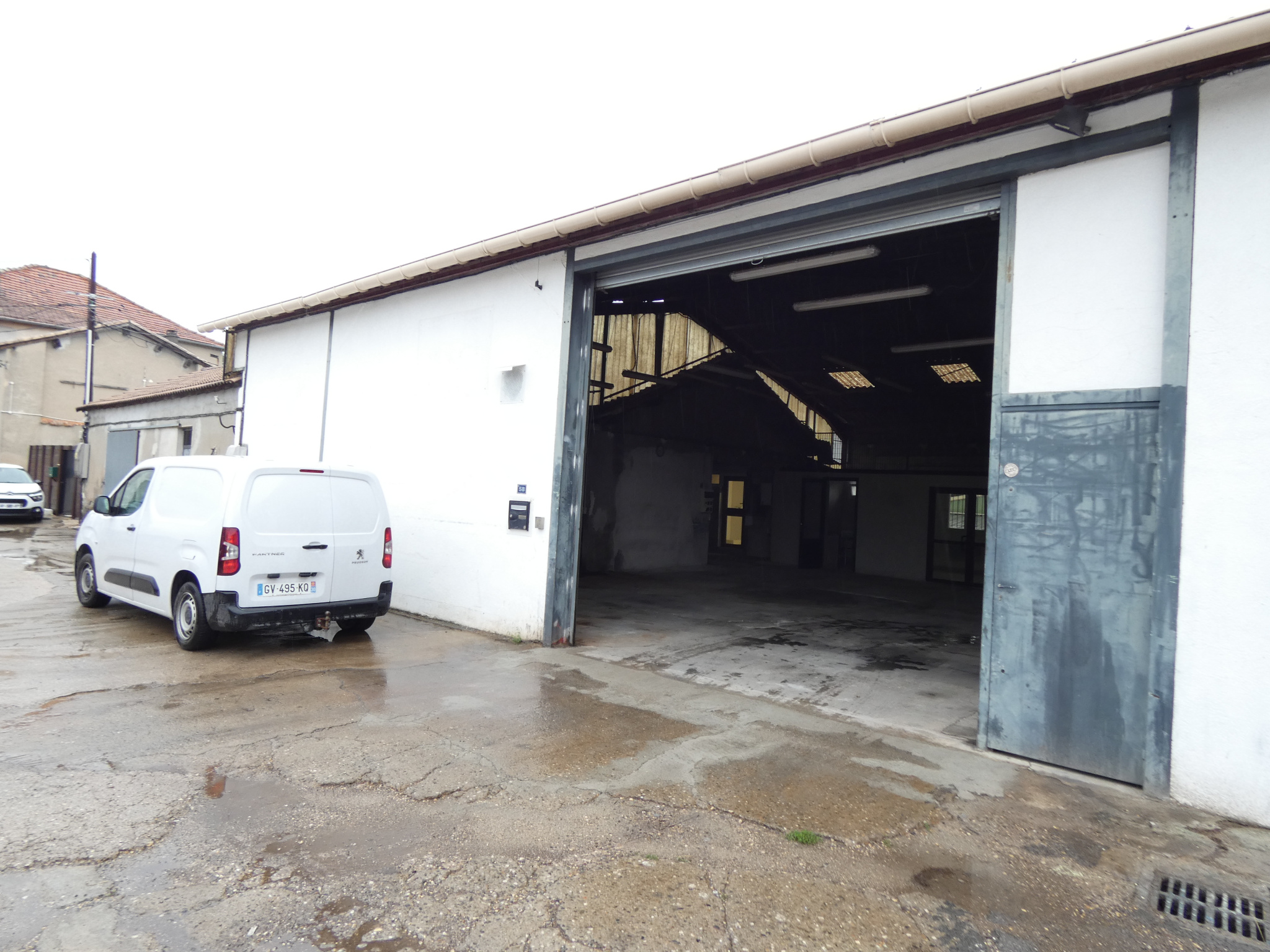 Hangar de 260m2 en location 1000 € par mois à Rousson