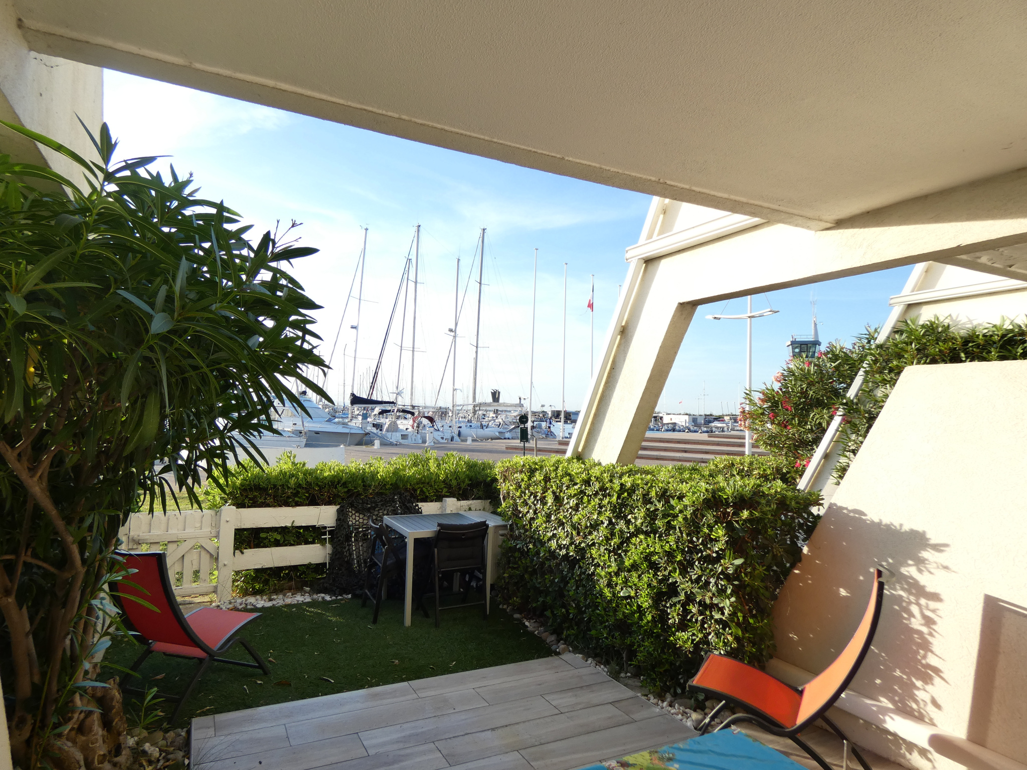 Port Camargue, appartement avec emplacement exceptionnel aux pieds des dunes, en rez-de-jardin